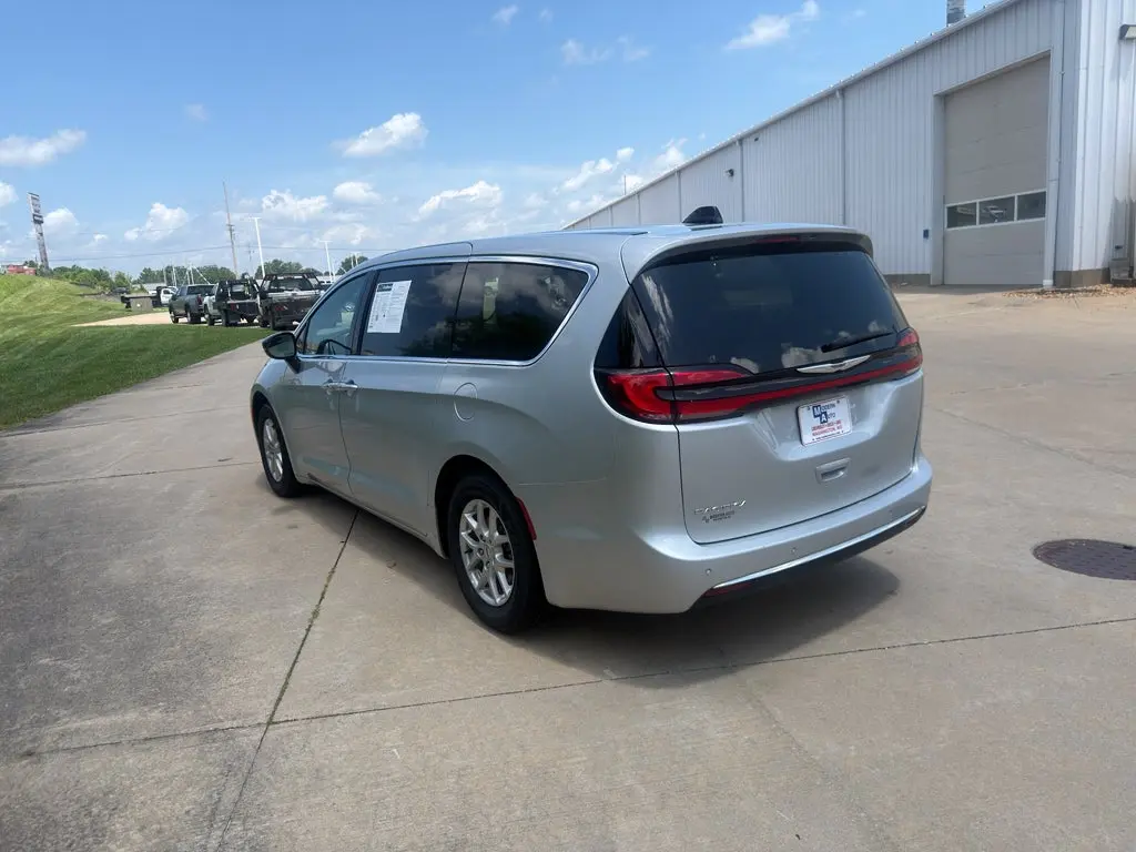 2024 Chrysler Pacifica Touring L photo 3
