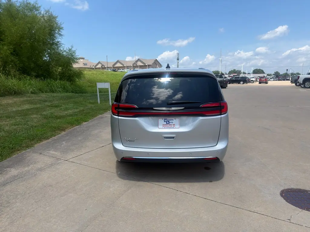 2024 Chrysler Pacifica Touring L photo 4