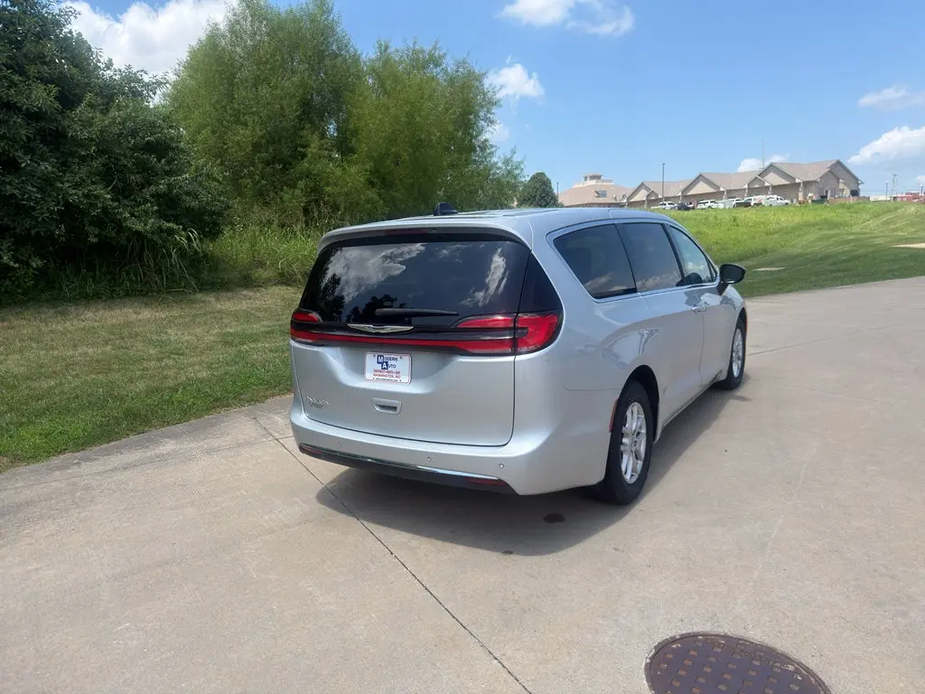 2024 Chrysler Pacifica Touring L photo 5