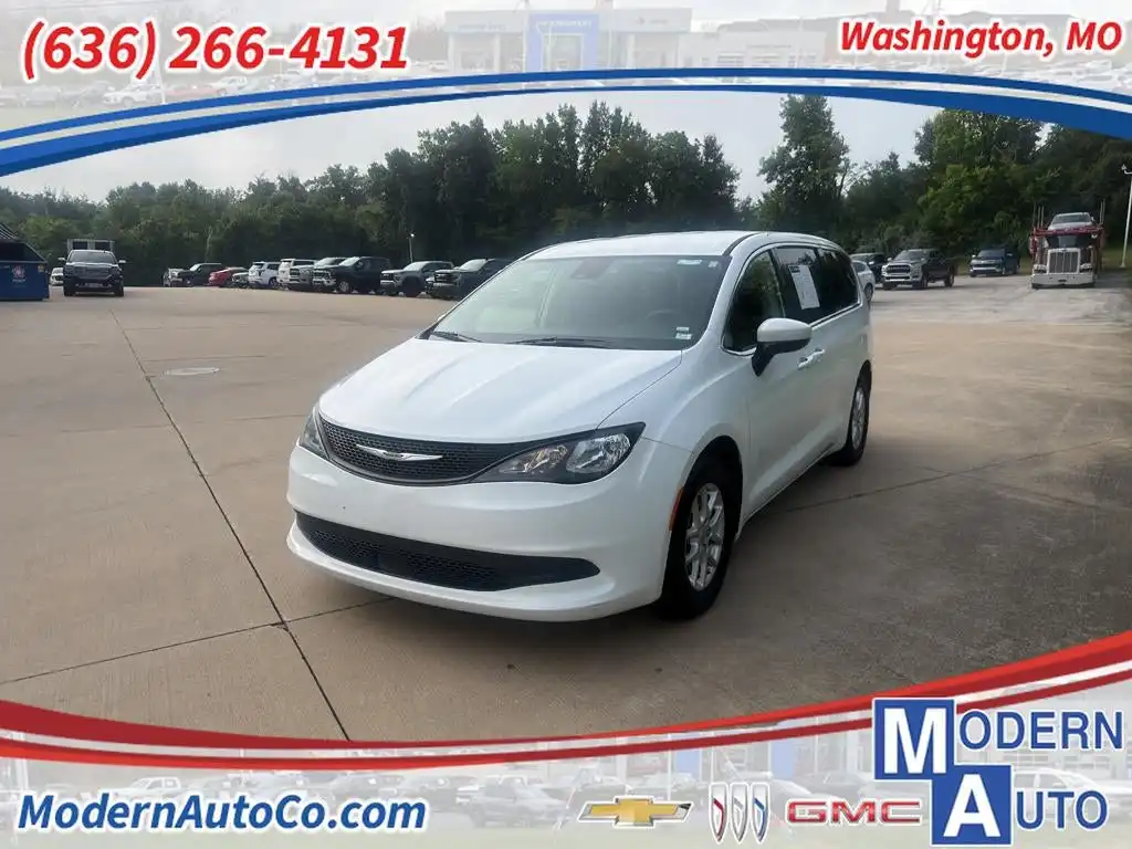 2023 Chrysler Voyager LX's photo