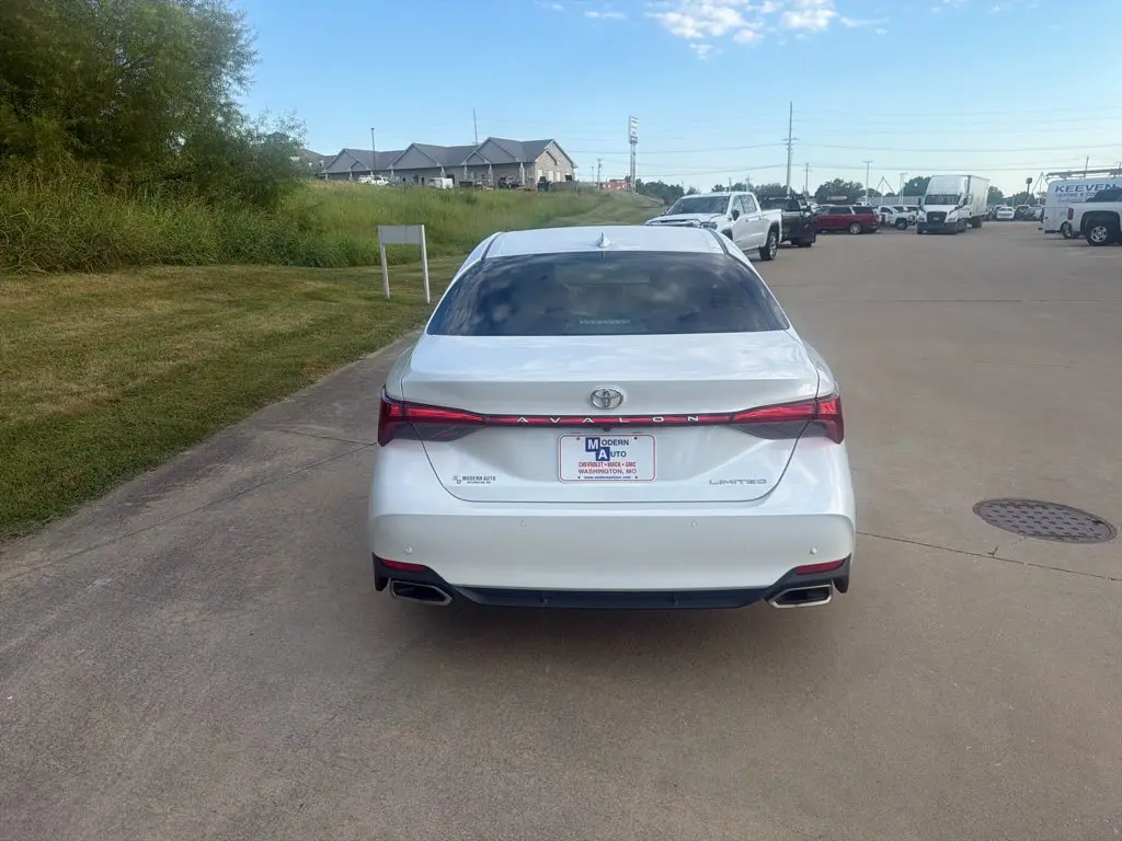 2019 Toyota Avalon Limited photo 4
