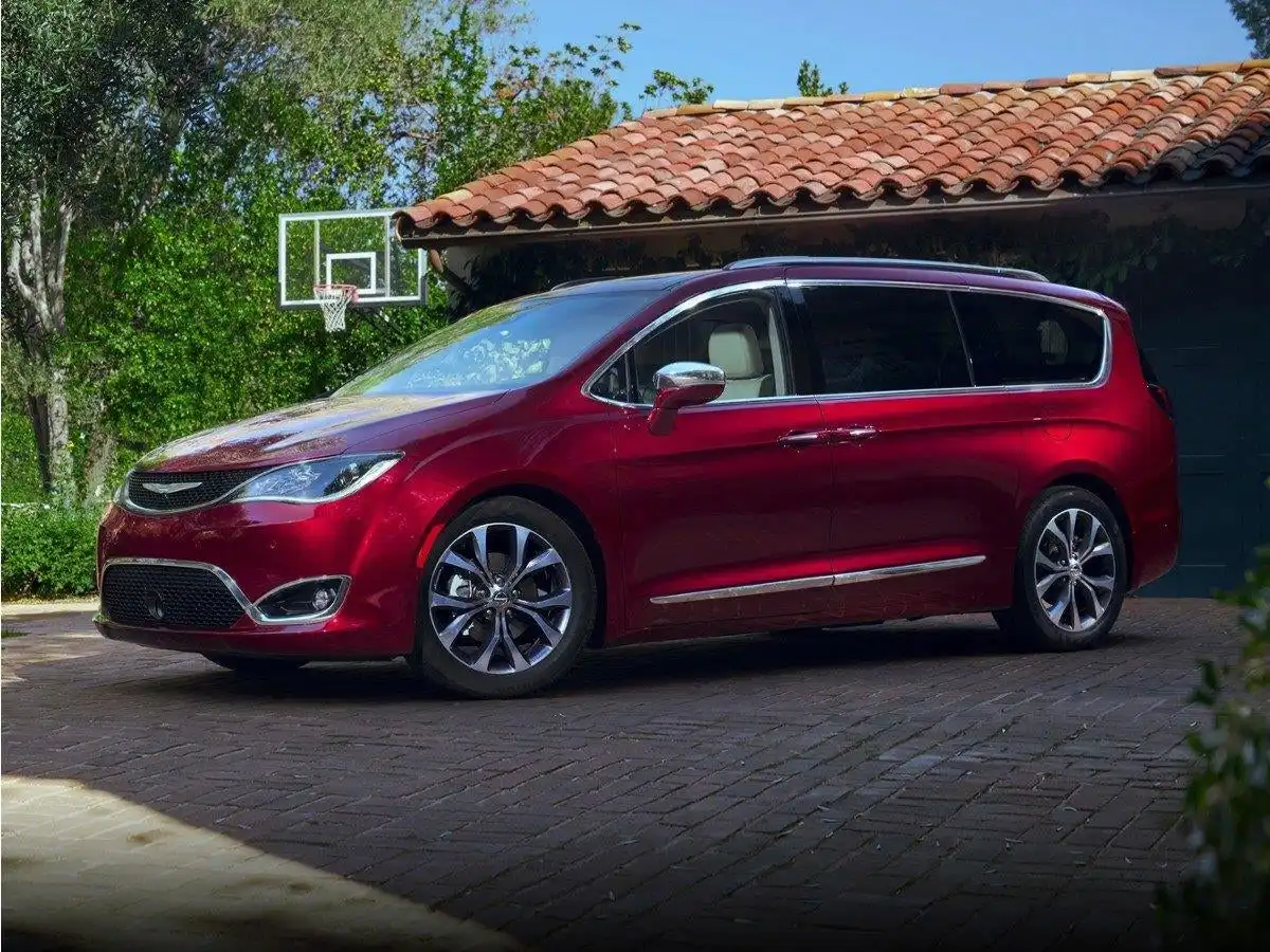 2017 Chrysler Pacifica Touring-L's photo