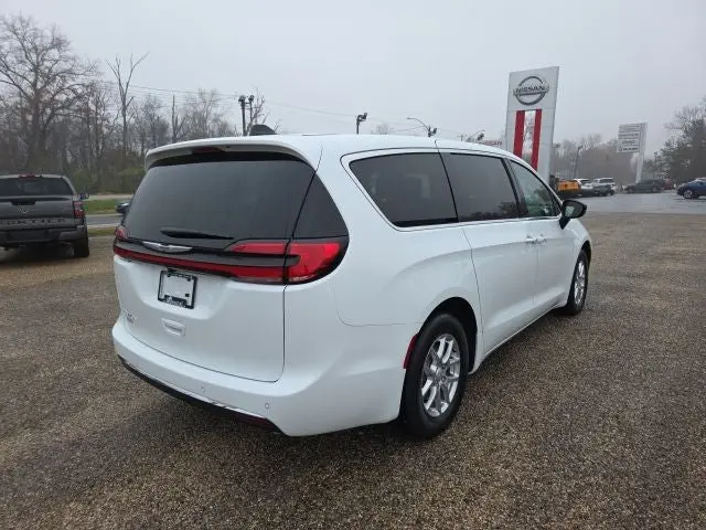 2026 Chrysler Pacifica Select photo 3