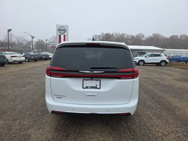 2026 Chrysler Pacifica Select photo 4