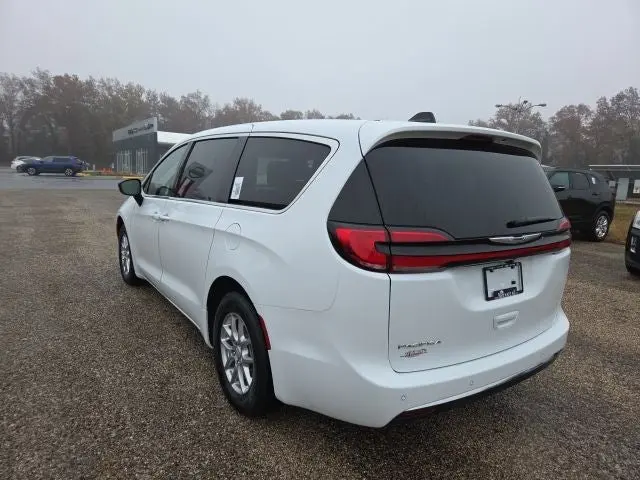 2026 Chrysler Pacifica Select photo 5