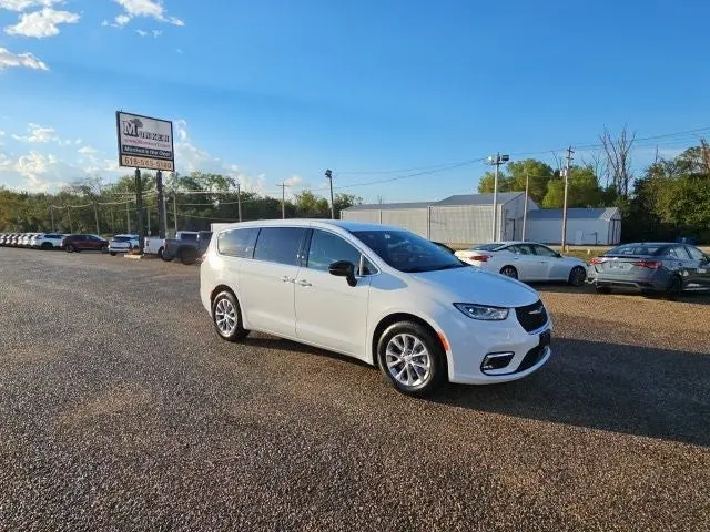 2026 Chrysler Pacifica Select AWD photo 5