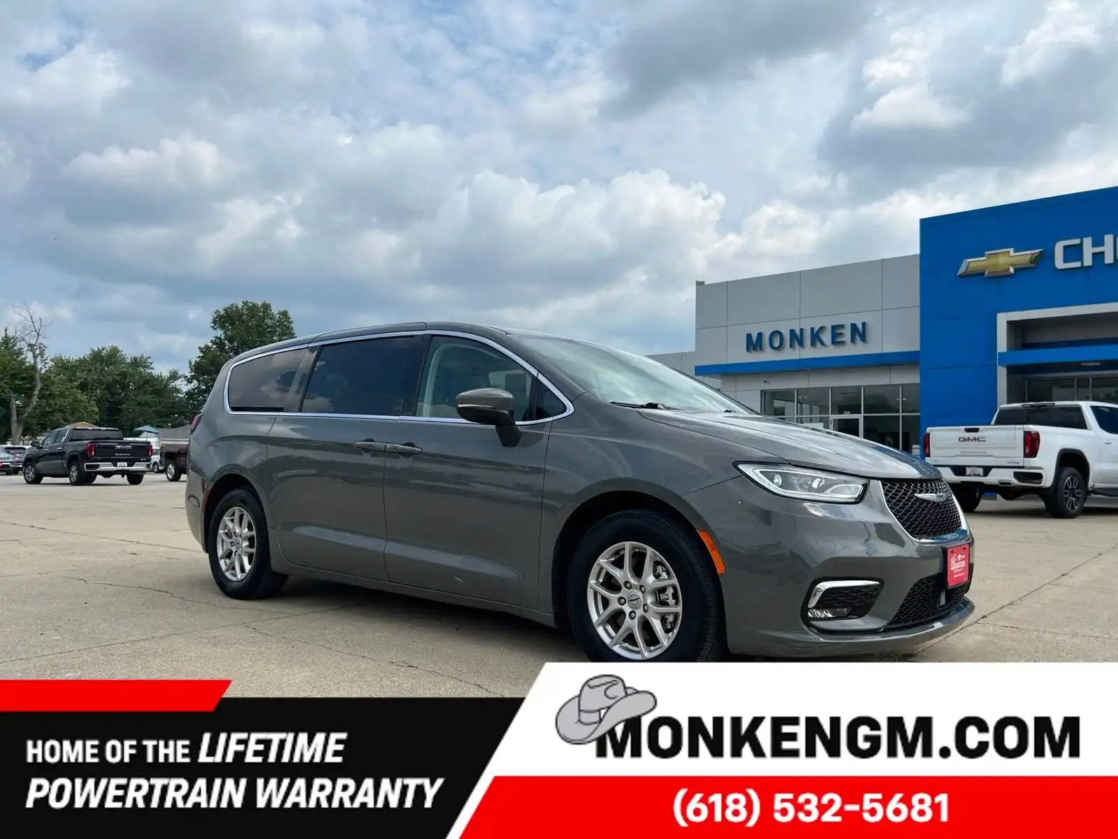 2023 Chrysler Pacifica Touring L's photo