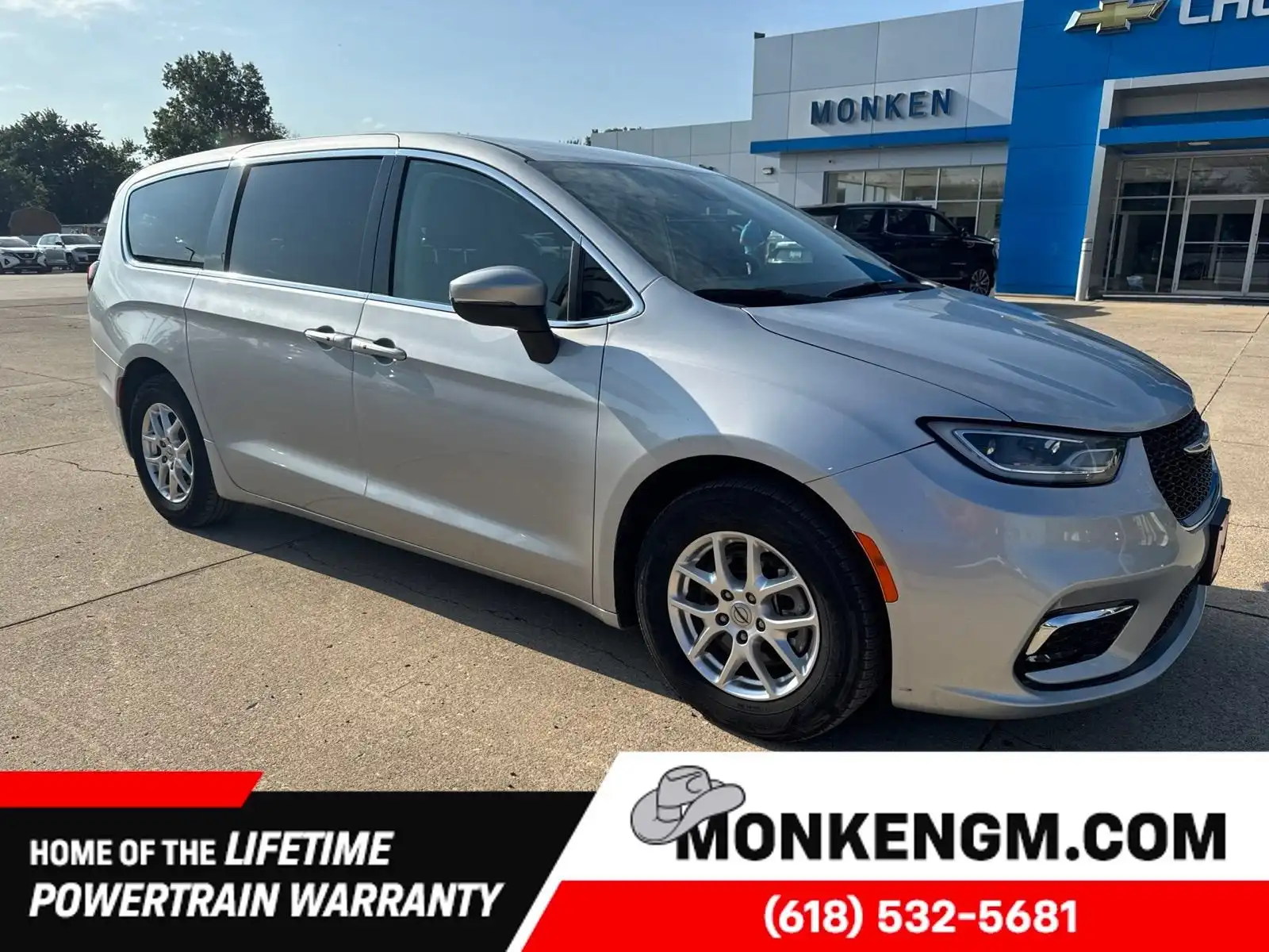 2023 Chrysler Pacifica Touring L's photo