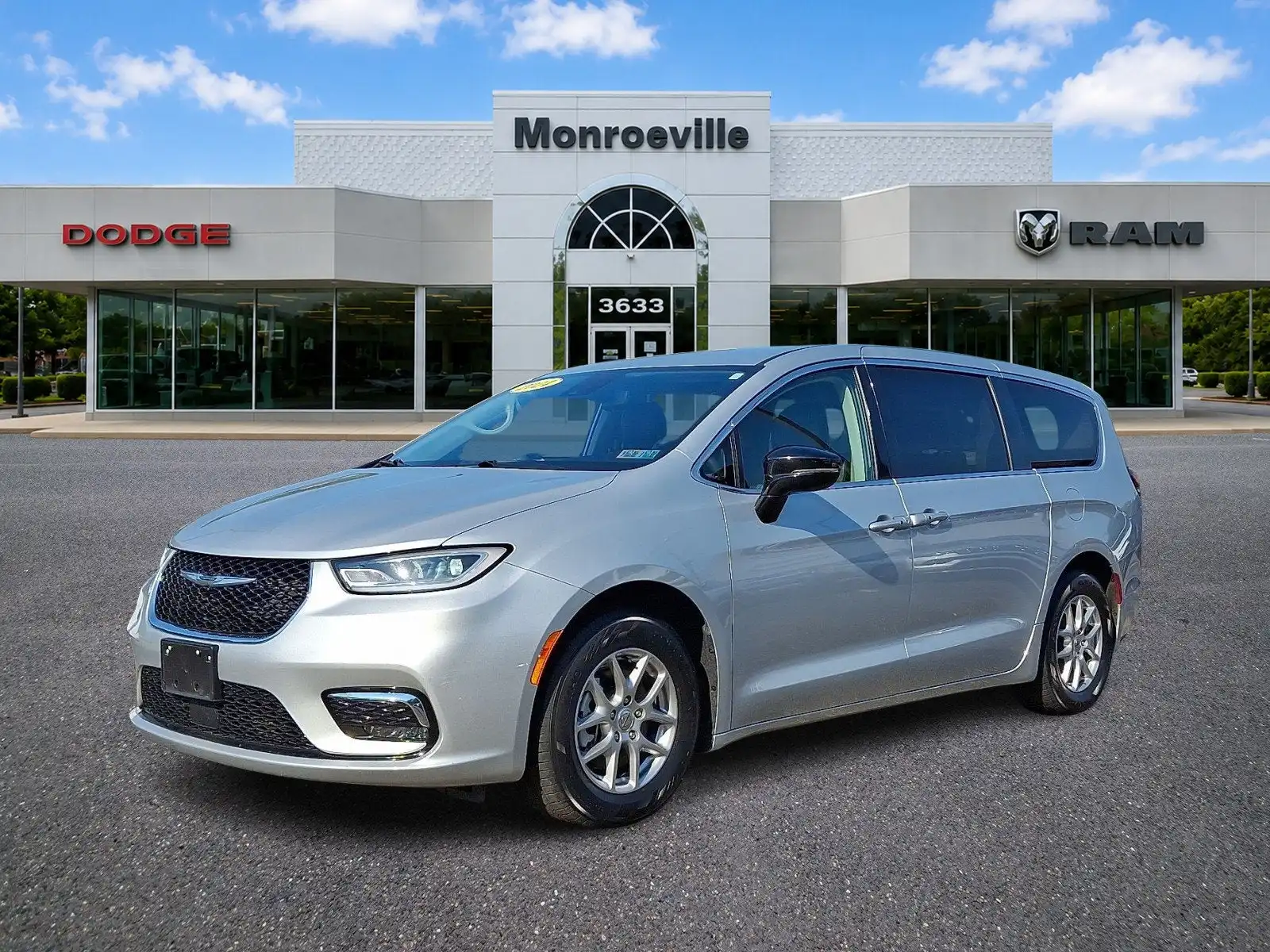 2024 Chrysler Pacifica Touring L's photo