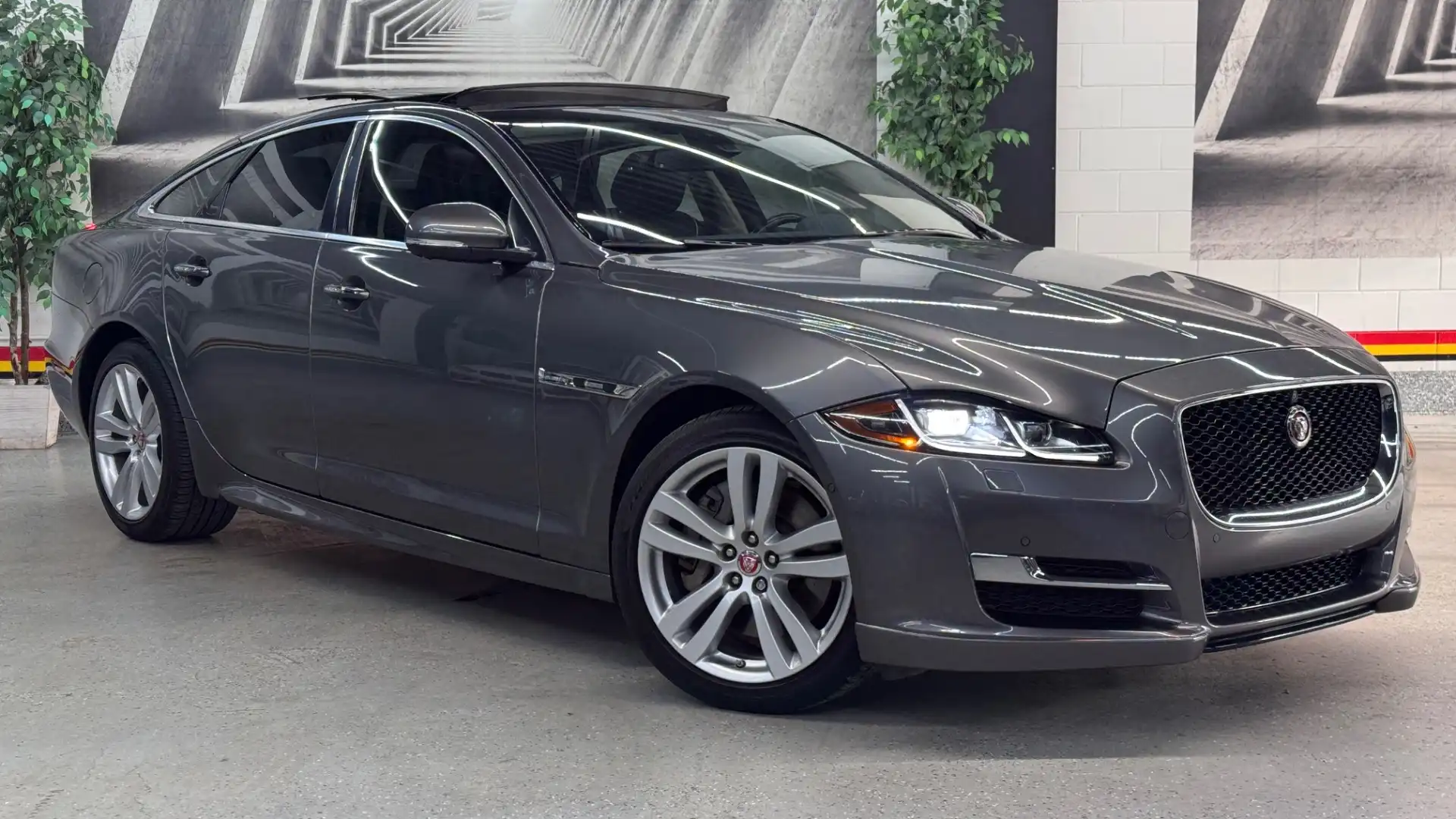 2016 Jaguar XJ XJ R-Sport AWD's photo