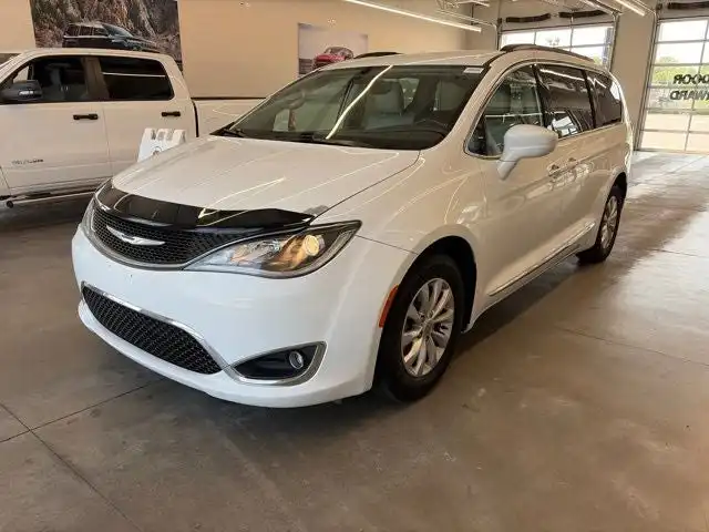 2017 Chrysler Pacifica Touring-L's photo