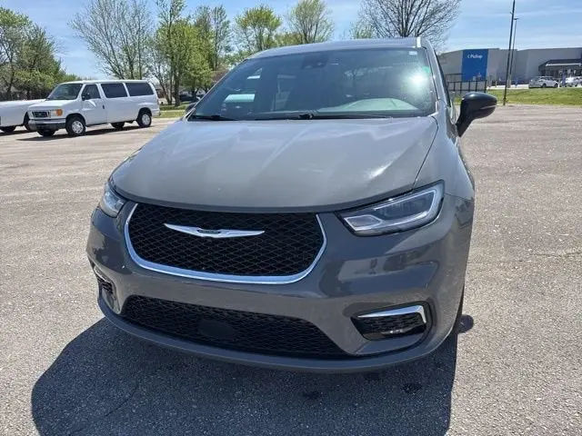 2025 Chrysler Pacifica Select photo 3
