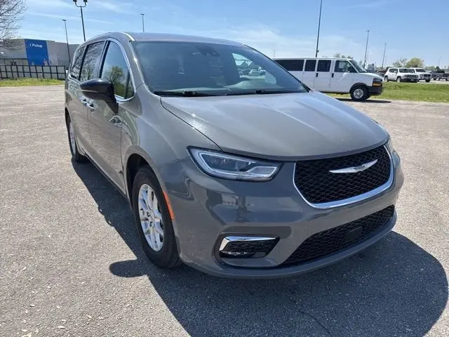 2025 Chrysler Pacifica Select photo 5