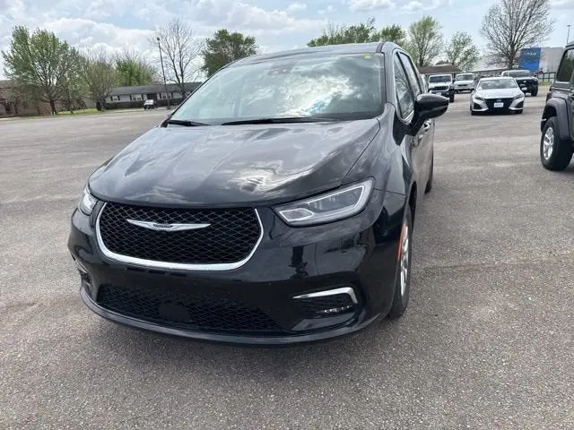 2024 Chrysler Pacifica Touring L photo 3