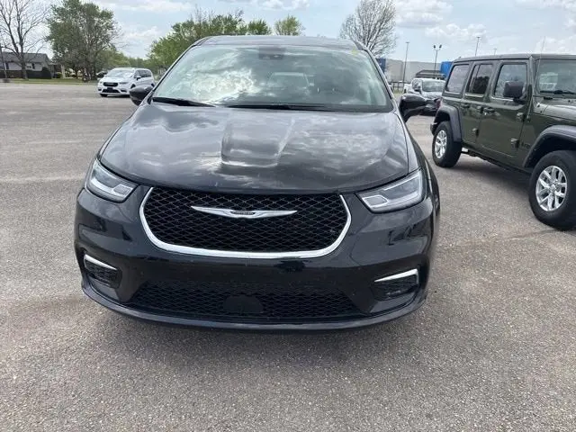 2024 Chrysler Pacifica Touring L photo 4