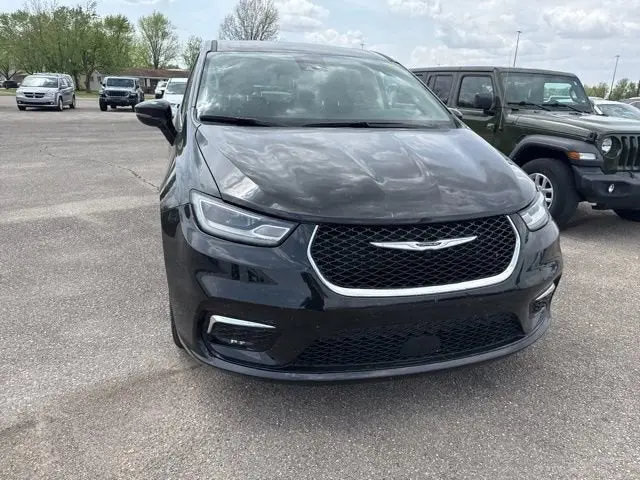 2024 Chrysler Pacifica Touring L photo 5