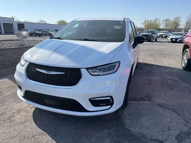 2025 Chrysler Pacifica Select photo 3