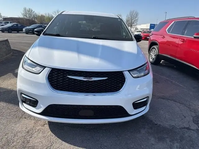 2025 Chrysler Pacifica Select photo 4