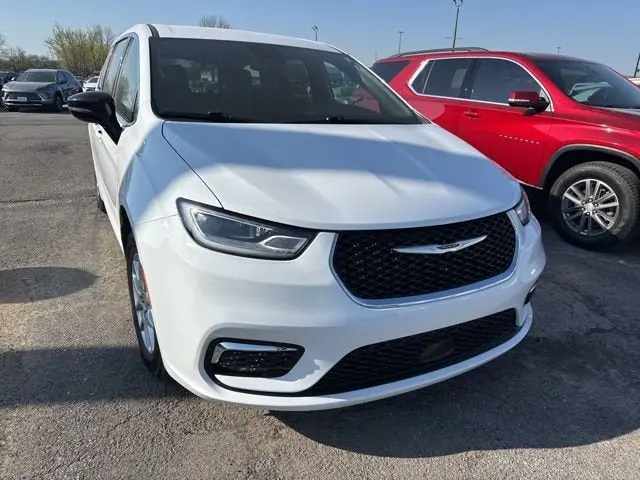 2025 Chrysler Pacifica Select photo 5