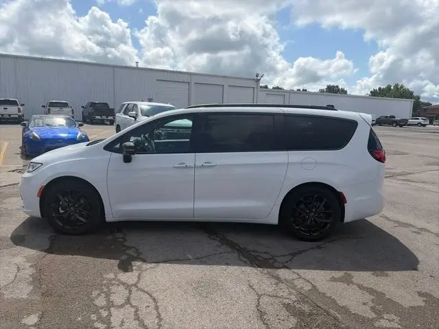 2025 Chrysler Pacifica Limited photo 3