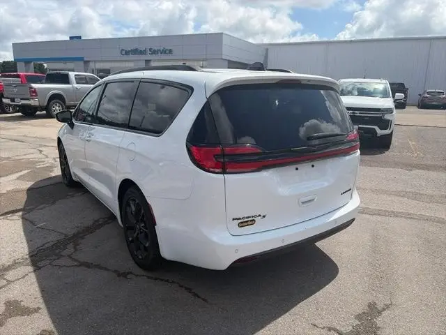 2025 Chrysler Pacifica Limited photo 4