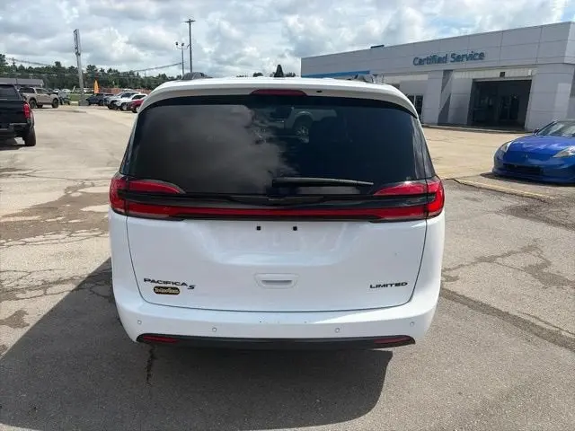 2025 Chrysler Pacifica Limited photo 5