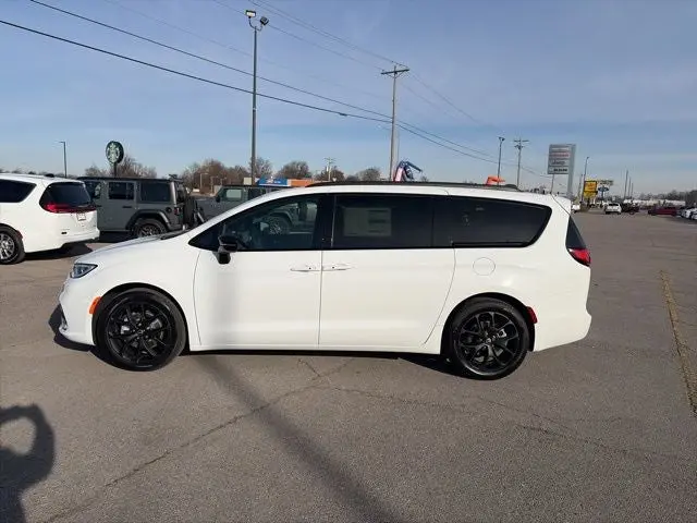 2026 Chrysler Pacifica Select photo 3