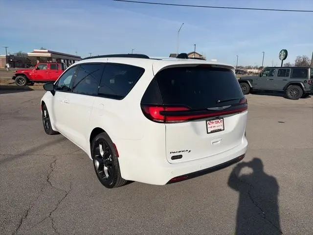 2026 Chrysler Pacifica Select photo 4