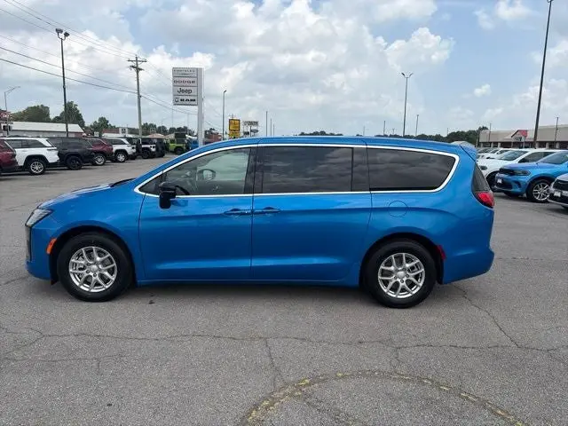 2027 Chrysler Pacifica Select photo 3