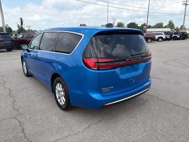 2027 Chrysler Pacifica Select photo 4