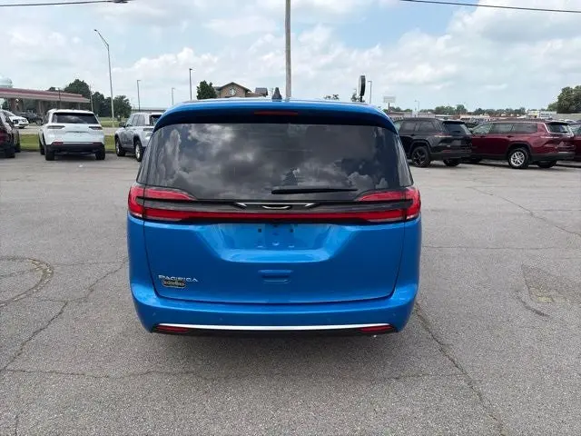 2027 Chrysler Pacifica Select photo 5