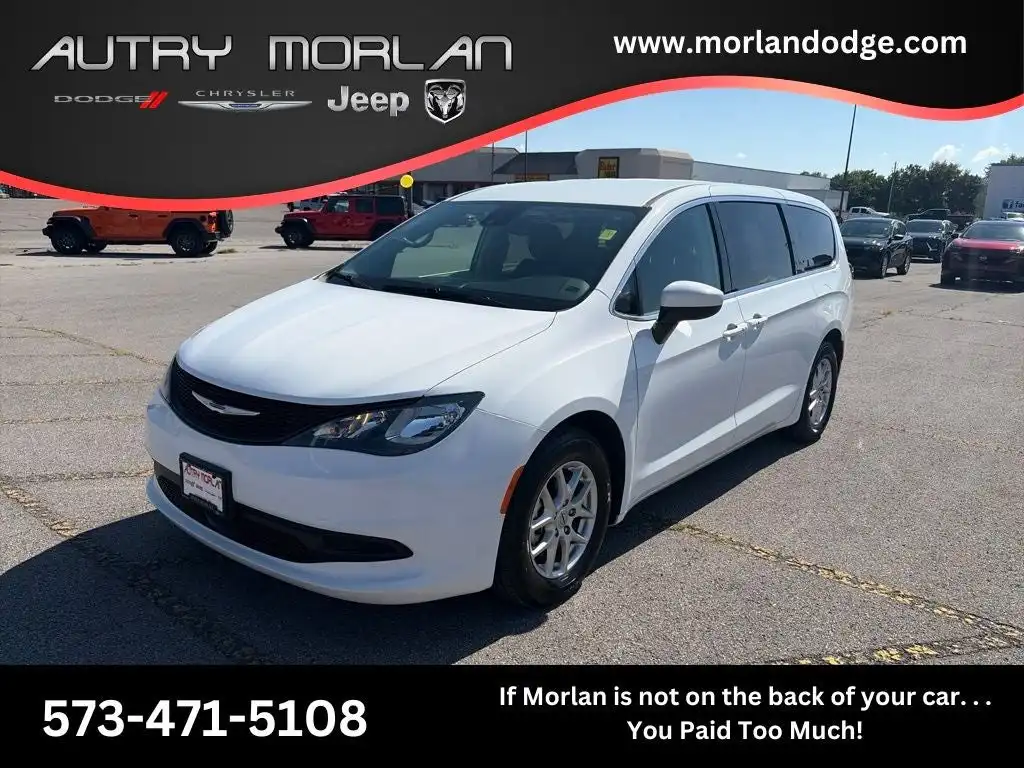 2023 Chrysler Voyager LX's photo