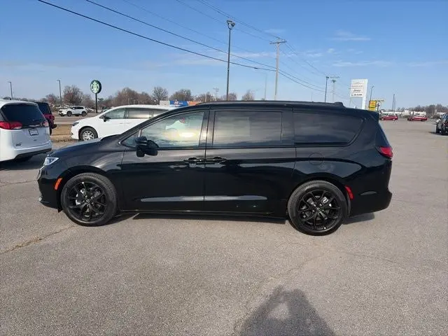 2026 Chrysler Pacifica Limited photo 3