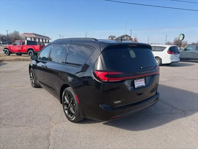 2026 Chrysler Pacifica Limited photo 4