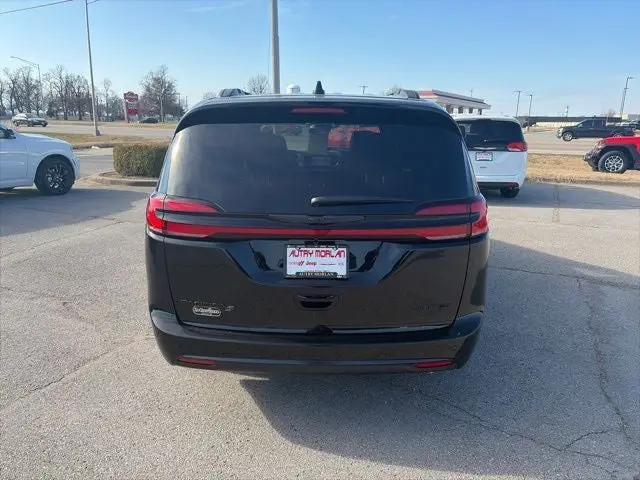 2026 Chrysler Pacifica Limited photo 5