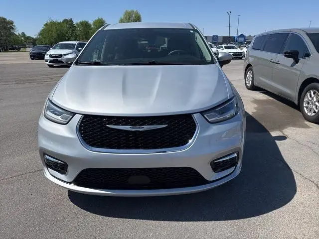 2023 Chrysler Pacifica Touring L photo 3