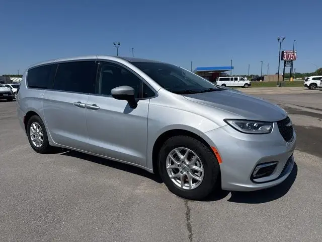 2023 Chrysler Pacifica Touring L photo 4