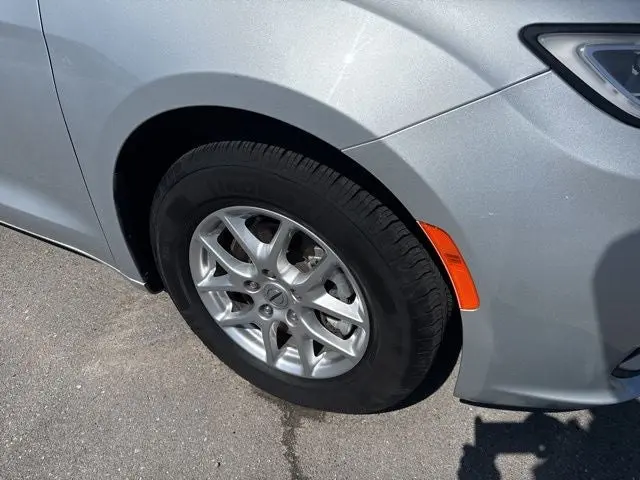 2023 Chrysler Pacifica Touring L photo 5