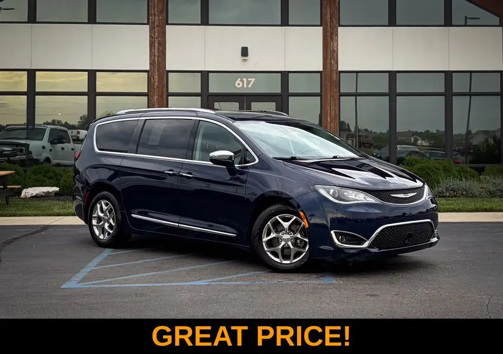 2019 Chrysler Pacifica Limited photo 1