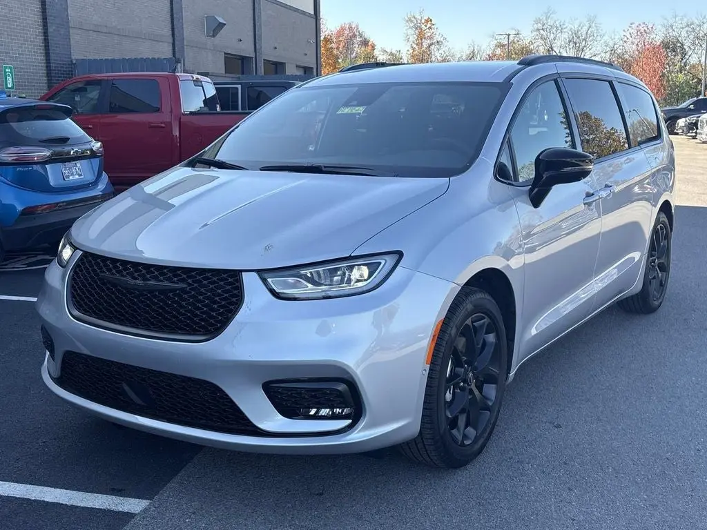 2026 Chrysler Pacifica Select photo 3