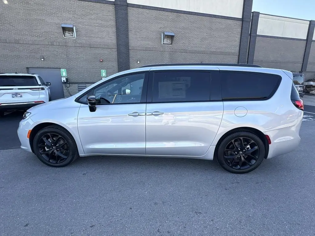 2026 Chrysler Pacifica Select photo 4