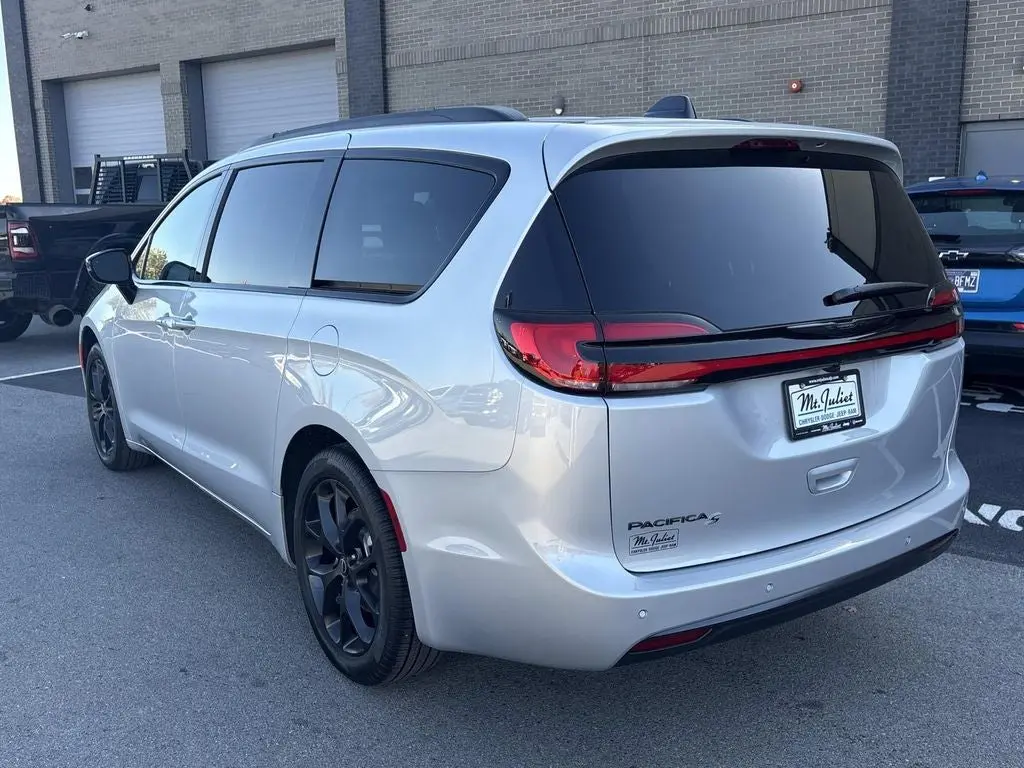 2026 Chrysler Pacifica Select photo 5