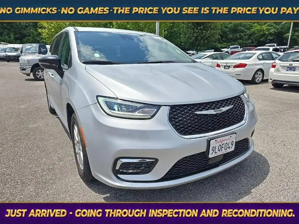 2024 Chrysler Pacifica Touring L's photo