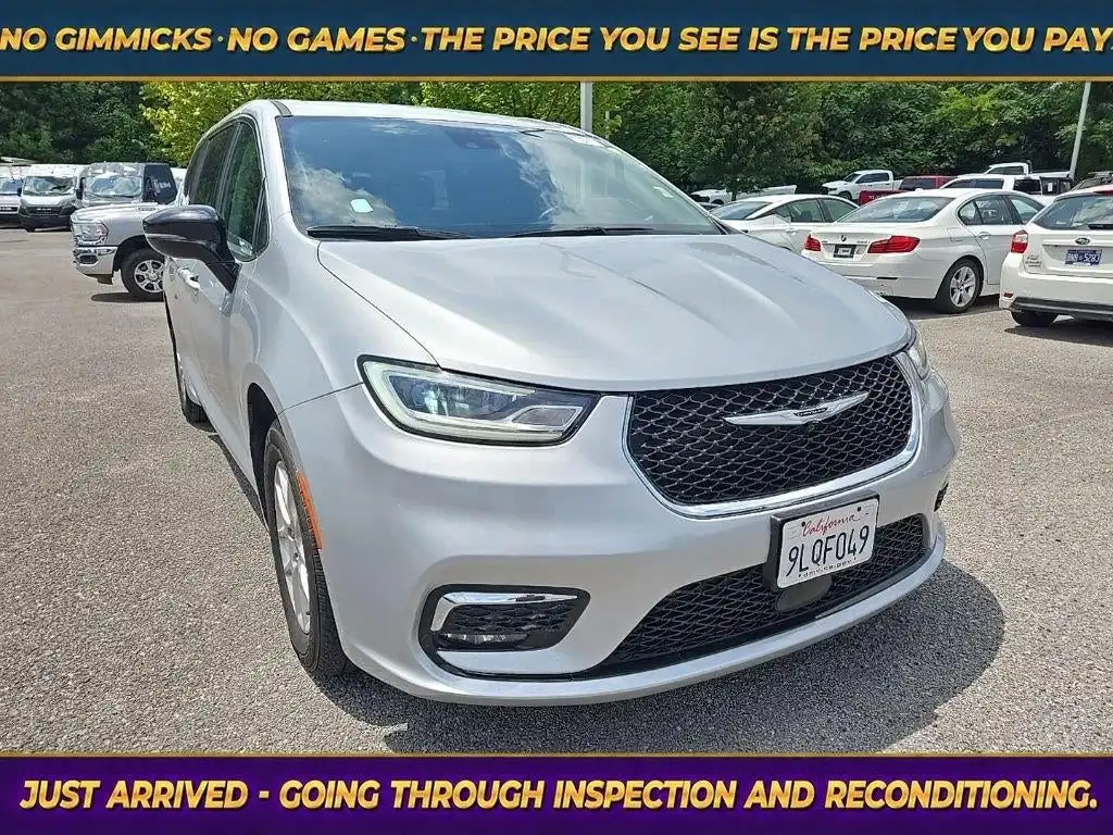 2024 Chrysler Pacifica Touring L's photo