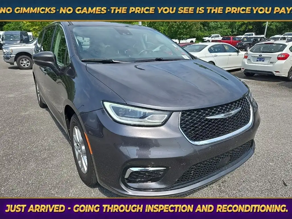 2023 Chrysler Pacifica Touring L's photo