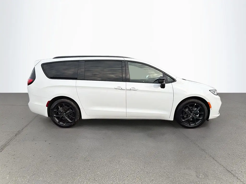 2026 Chrysler Pacifica Select photo 3
