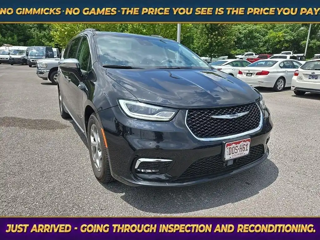 2023 Chrysler Pacifica Limited's photo
