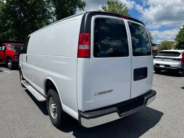2024 Chevrolet Express 2500 Work Van HD photo 3