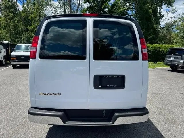 2024 Chevrolet Express 2500 Work Van HD photo 4