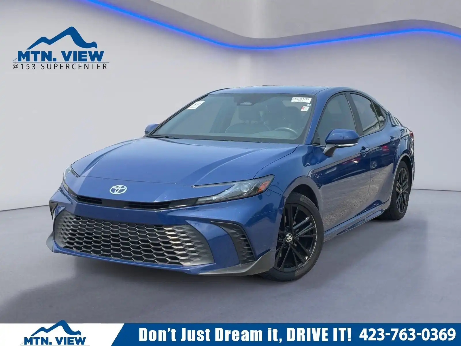 2025 Toyota Camry SE Hybrid's photo